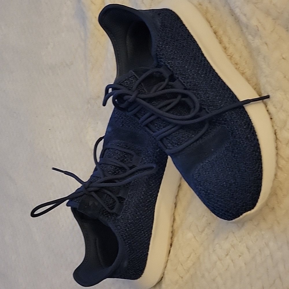 Athletic shoes